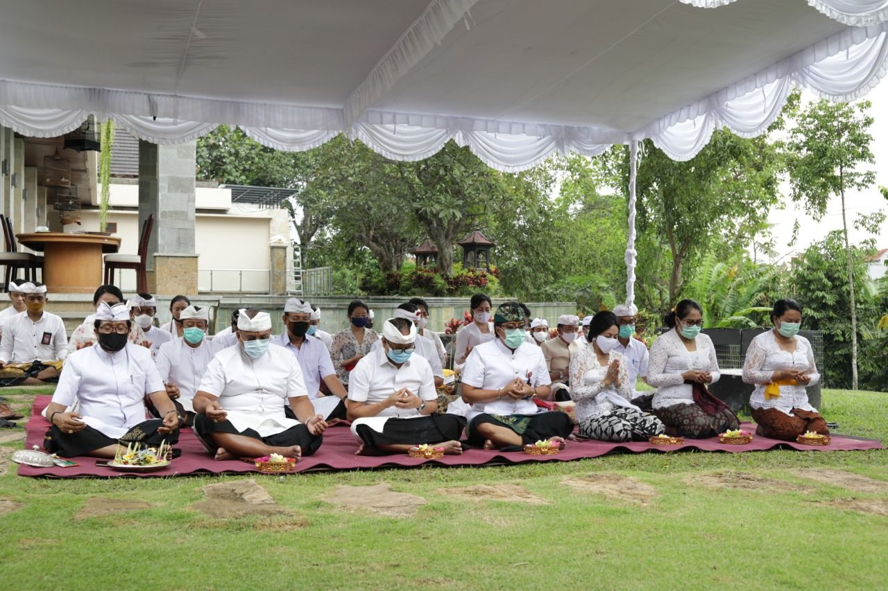 podiumnews.com-Pujawali Padmasana Rumah Jabatan Bupati Badung Digelar saat Purnama Ketiga 
